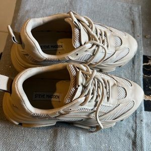 👆Steven Madden tennis shoes 👟!! Size 8 color beige 👆